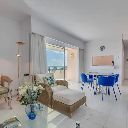 Charming With Sea Views Апартаменты