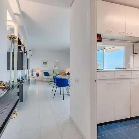 Апартаменты Charming With Sea Views *